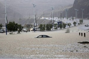 وفاة 13 يمنياً ونزوح المئات بسبب الأمطار الغزيرة شمال غربي البلاد