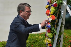 اشتون كارتر: الولايات المتحدة نشرت مؤقتاً 275 عسكرياً وطائرات في الفلبين