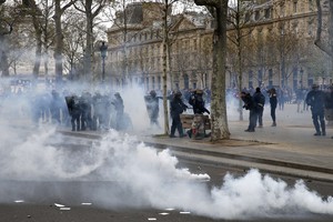 اشتباكات بين الشرطة وشباب محتجين على إصلاحات قانون العمل في فرنسا
