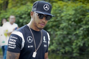 هاميلتون يتعرض لعقوبة التراجع خمسة مراكز في الصين بسبب صندوق التروس