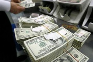 تحسّن الإقبال على المخاطرة يدعم الدولار