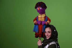 بالصور... 'زاري' دمية أفغانية تشجع الفتيات على التعليم في برنامج 'شارع السمسم'