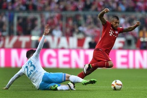 بايرن يتخطى شالكه بثلاثية ويقترب من الإنجاز التاريخي في البوندسليجا