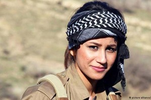 بالصور... 'المقاتلات' من رقة الأنوثة إلى فوهات البنادق