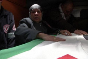 اسرائيل تسلم عن طريق الخطأ جثة فلسطيني الى ذويه