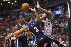 جورج يسجل 33 نقطة ليتقدم بيسرز على رابتورز في الأدوار الإقصائية