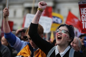 بالصور... عشرات آلاف البريطانيين يتظاهرون ضد سياسة التقشف الحكومية