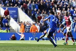 ركلة جزاء تنقذ ليستر من الخسارة بعد نهاية مجنونة أمام وست هام