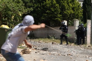 قوات إسرائيلية تعتقل 9 فلسطينيين في الضفة الغربية