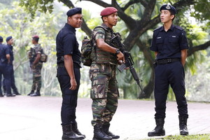 العثور على خمس قنابل محلية الصنع في وحدة سكنية بماليزيا