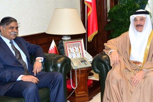 وزير 'العمل' يستعرض تعزيز التعاون مع السفير الهندي