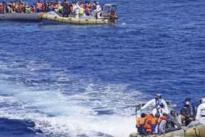 العثور على 6 جثث وإنقاذ أكثر من مئة لاجئ في قارب بالبحر المتوسط          