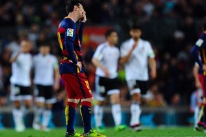 الدوري الإسباني لكرة القدم يشتعل بخسارة برشلونة أمام فالنسيا