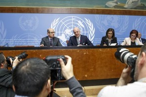 شاهدة من رويترز: ثلاثة فقط من الهيئة العليا للمفاوضات السورية حضروا لجلسة المحادثات