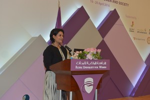 الشيخة هلا في مشاركتها في 'مؤتمر المرأة والمجتمع' من القلم والكلمة والريشة يخلق الابداع'