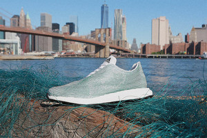 ملابس وأحذية من النفايات البلاستيكية في المحيطات