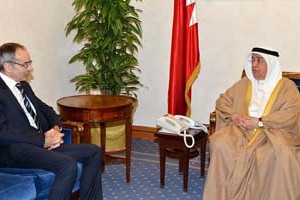 نائب رئيس الوزراء يستعرض العلاقات البحرينية البريطانية مع السفير البريطاني     