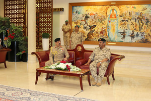 العاهل يقوم بزيارة للقيادة العامة لقوة دفاع البحرين