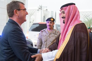 وزير الدفاع السعودي يناقش مع نظيرة الأميركي تدخلات إيران في شئون المنطقة