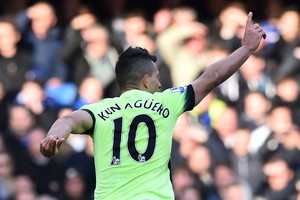 أغويرو ثاني أسرع لاعب يصل إلى هدفه المئوي بالبريميرليغ