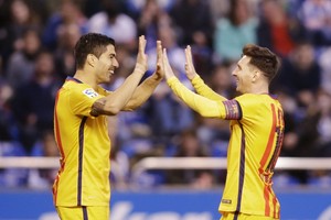 بالصور... (سوبر هاتريك) سواريز يقود برشلونة لمصالحة جماهيره بثمانية في ديبورتيفو بالدوري الأسباني