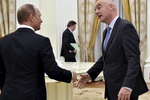 بوتين يعد انفانتينو بمونديال عالي المستوى في 2018