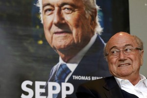 بلاتر يؤكد أنه لم يعد يعاني ويشير إلى مؤامرة أميركية ضده