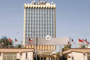 الكويت: «الإعلام» تنهي خدمات عشرات الوافدين