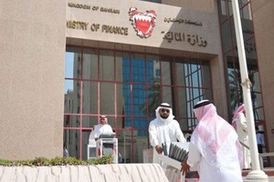 'المالية': 'الرواتب الأساسية' لموظفي الحكومة لن تمس لكننا خفضنا موازنات 'العمل الإضافي'