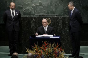 الرئيس الفرنسي أول الموقعين على اتفاق المناخ في الأمم المتحدة