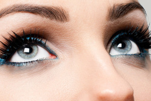 نصائح هامة لإبراز جمال عينيكي باستخدام الكحل وظل الجفون