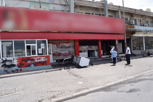 بالصور... حريق يندلع بمطعم في عالي... فما السبب؟