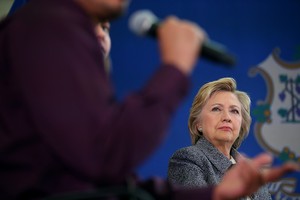 ماذا تحمل هيلاري كلينتون دائماً في حقيبتها؟