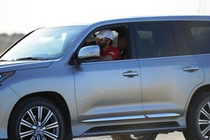 بالصور... ناصر بن حمد يشيد بجهود الفرسان لإنجاح السباق الليلي الختامي للقدرة