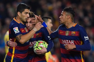 رباعية سواريز تقود برشلونة لحفل أهداف أمام خيخون واستعادة صدارة الدوري أمام أتلتيكو وريال مدريد