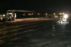 إنقاذ مسن وابنه بعد أن احتجزتهما مياه الامطار بالسعودية