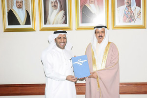 وزير التربية يتسلم نسخة من رسالة دكتوراه