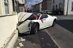 عريس يحطم سيارة سعرها 342 ألف دولار يوم زفافه