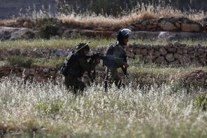 قوات إسرائيلية تعتقل 3 فلسطينيين في الضفة الغربية