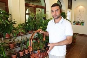 الشاب البحريني سلمان الشيبة يقيم في منزله مشتلاً لزراعة الخضار واستنبات الزهور في سار 