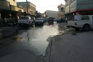 بالصور... أصحاب محلات سوق واقف يشكون مجدداً فيضان مياه الصرف الصحي 