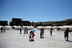 الشرطة: اندلاع اشتباكات في مخيم لاجئين بجزيرة يونانية