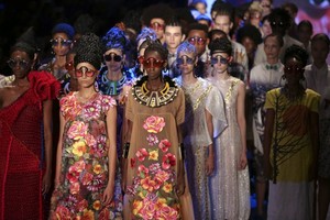 أزياء رونالدو فراغا للعام تزين أسبوع الموضة في ساو باولو البرازيلية