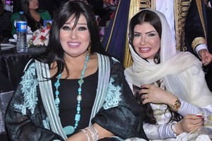 مصممة سعودية تهدي فيفي عبده عباءة خليجية