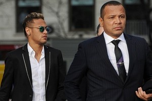 خفايا لقاءات والد نيمار مع رئيس ريال مدريد