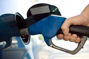 الإمارات ترفع أسعار البنزين والديزل في مايو