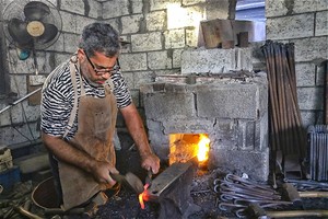  بالصور... الحداد كامل مهدي الحداد الذي يعمل في هذه المهنه من اكثر من 30 عام 