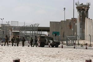 قوات إسرائيلية تعتقل 5 فلسطينيين في الضفة الغربية