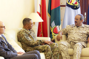 القائد العام يستعرض علاقات التعاون مع قائد القوات المركزية البرية الأميركية