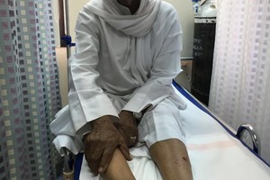 بالصور... كلب ضال يهاجم مسنّاً بحرينيّاً ويصيبه بإصابات متفرقة